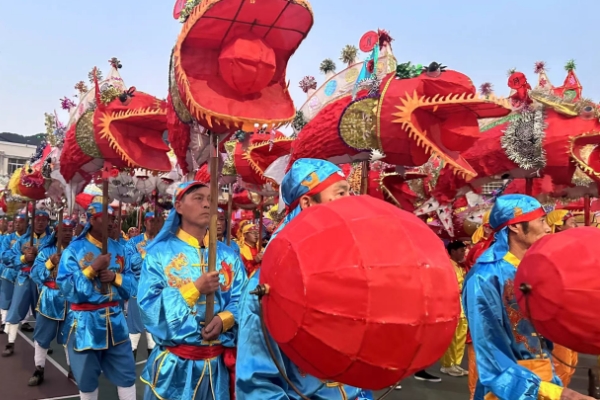 Fish lanterns light up Qingtian