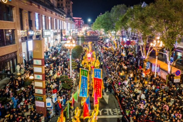 Two dragons 'dance' to celebrate Lantern Festival