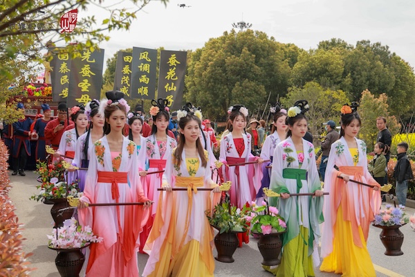 Tongxiang hosts silkworm flower festivities