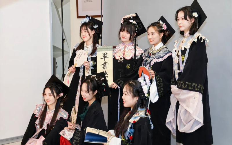 China chic dominates graduation ceremonies