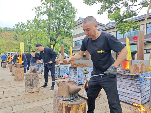 Longquan residents cast swords to celebrate Dragon Boat Festival