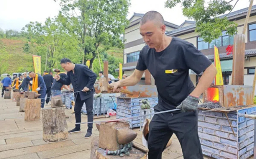 Longquan residents cast swords to celebrate Dragon Boat Festival