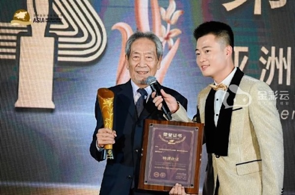Dongyang woodcarver crafts trophies for film festival