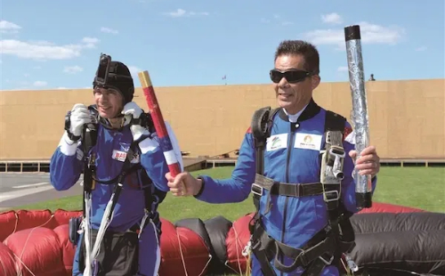 72-year-old Wenzhou native performs skydiving stunt at Paris Olympics