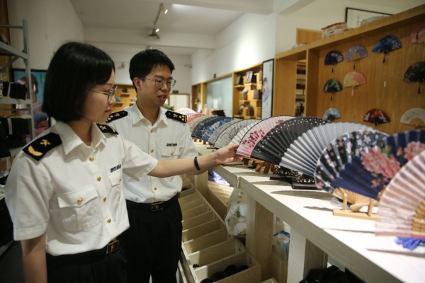 Customs facilitating surging export of Anji bamboo fans