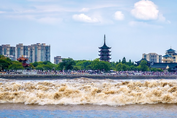 'Ghost King Tide' at Qiantang River in Jiaxing thrills onlookers 