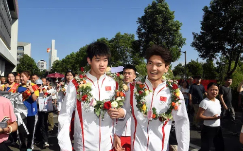 Wenzhou Olympians return to alma mater