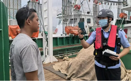 Indonesian crew departs from Zhoushan Port for ocean fishing