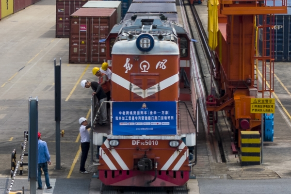 China-Laos 'door-to-door' freight train departs from Jinhua