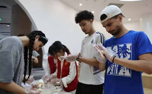 Foreign students immerse themselves in mid-autumn festivities