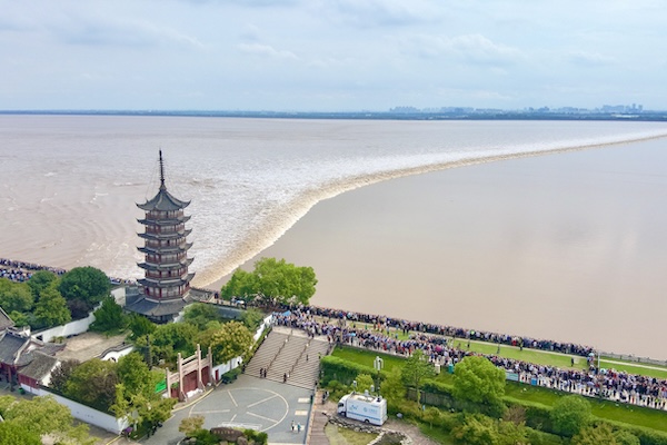 Spectacular gathering in Haining for Qiantang River tide