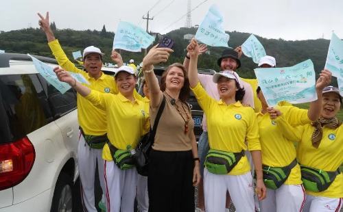 Intl tourists enjoy picturesque road trip in Zhoushan