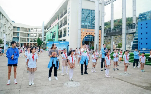 Zhoushan students meet national athletes