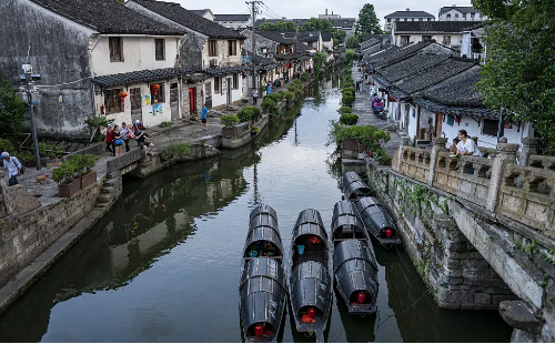 Enjoying National Day activities in Shaoxing