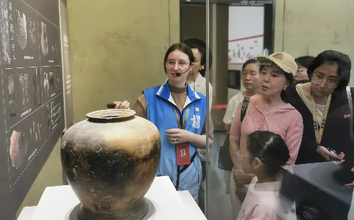 An American guide for a Chinese museum