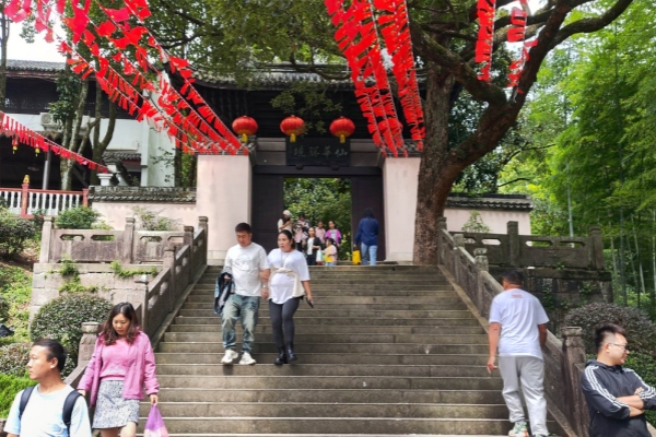 Jinhua's Pujiang sees tourism boom during National Day Holiday