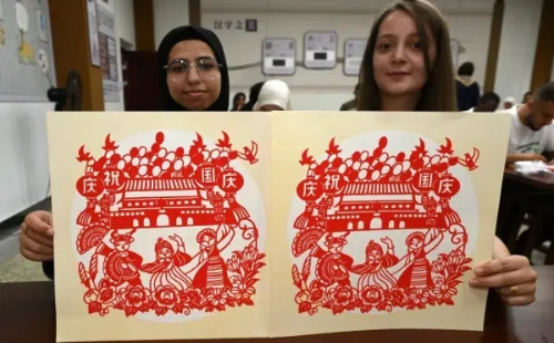 International students experience paper cutting in Jinhua