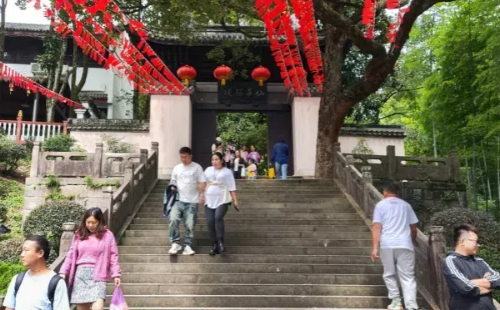 Jinhua's Pujiang sees tourism boom during National Day Holiday