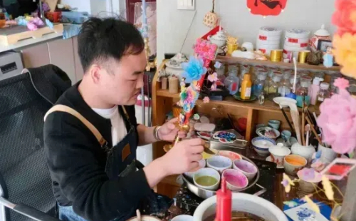 Jinhua artisan renews traditional wedding candles