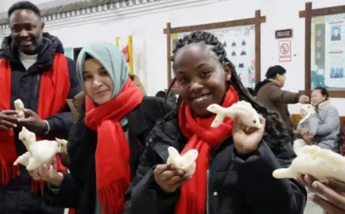 Intl students immersed in Taizhou's traditional culture