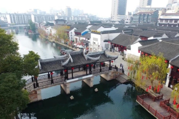 Huzhou's Yishang Street shines with intangible cultural heritage