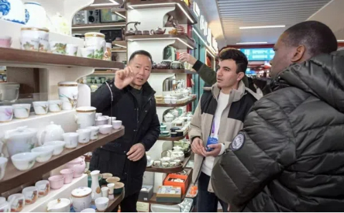 International visitors unveil Yiwu's global trade marvel