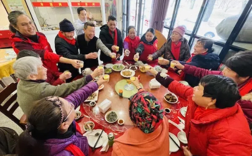 Annual dinner brings comfort to bereaved elderly in Ningbo