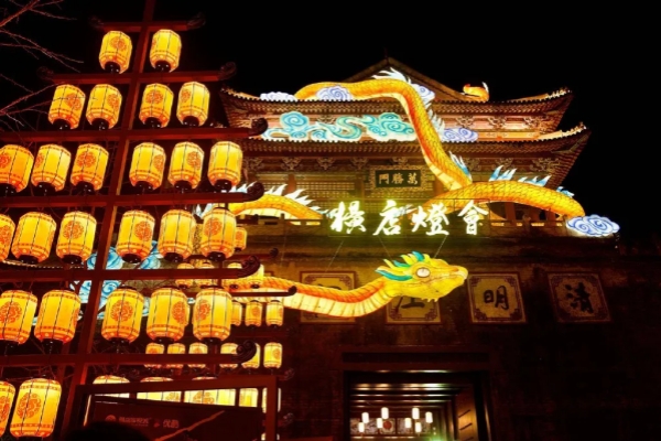 Jinhua's Hengdian lantern festival brings visitors to Song Dynasty