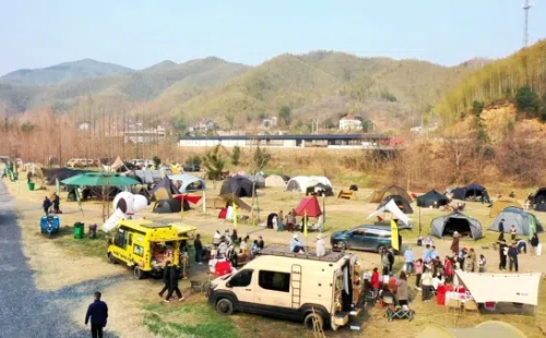 Intl campers gather at Huzhou's Xiaohangkeng campsite