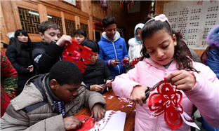 Paper-cutting enchants Chinese and intl students in Yiwu