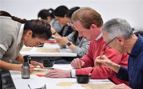 Foreigners learn to repair ancient books