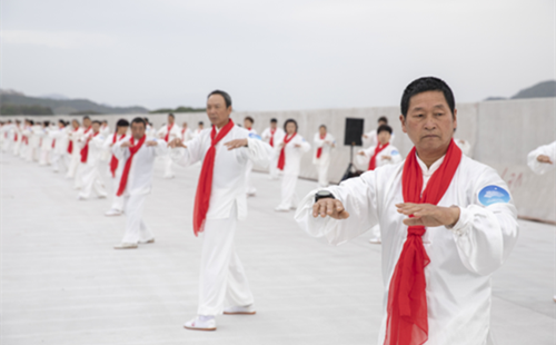 1,000 people practice tai chi in Xiangshan