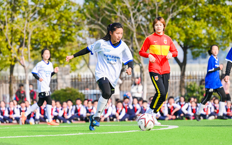 Women's football team shares sporting spirit with Hangzhou students