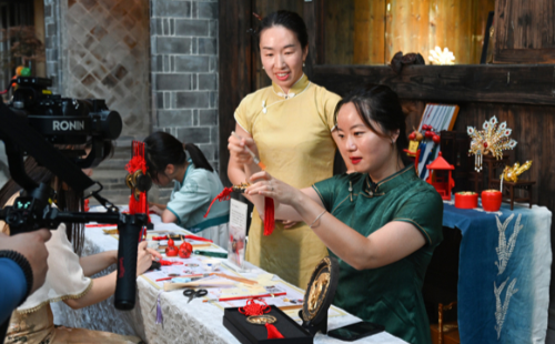 Social media influencer visits Qiantong Ancient Town