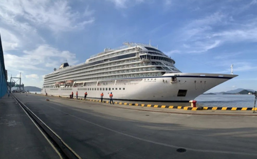 Chinese five-star luxury cruise ship docks at Zhoushan Port