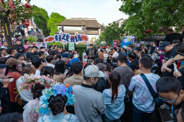 Jiaxing's consumer market thrives during May Day holiday