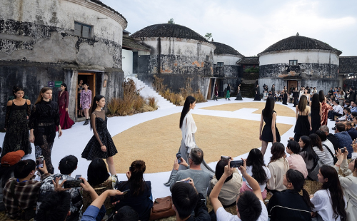 Shaoxing turns grain silos into runway