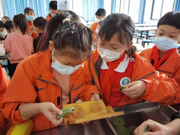Students make special dumplings for Qingming Festival