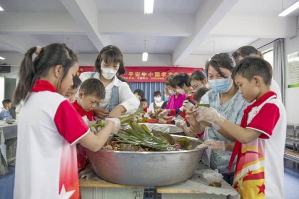 Jinhua people celebrate Dragon Boat Festival