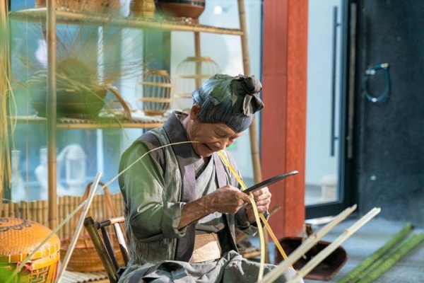 Dongyang exhibits bamboo weaving works