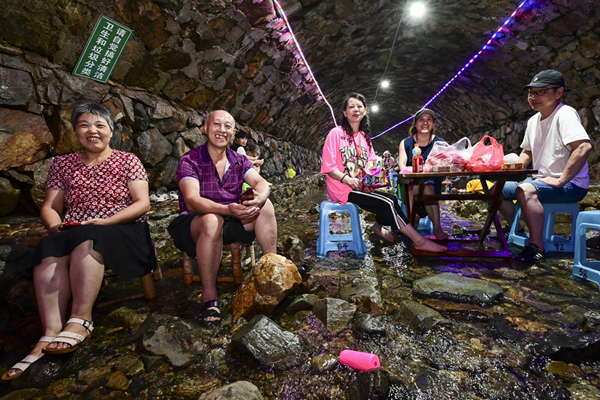 In pics: Cool cave in Pujiang becomes summer getaway 