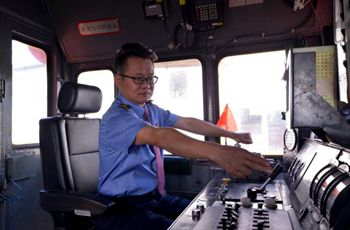 China-Europe freight train busy during National Day holiday