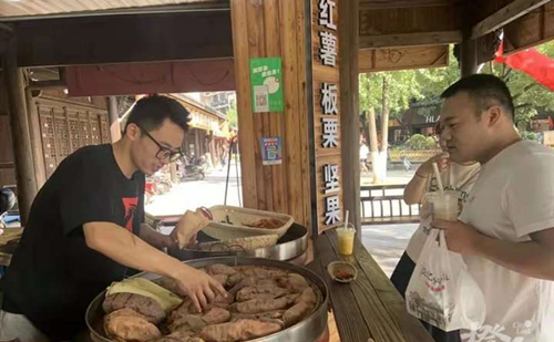 Food vendor in Yiwu rises to online fame for one good deed