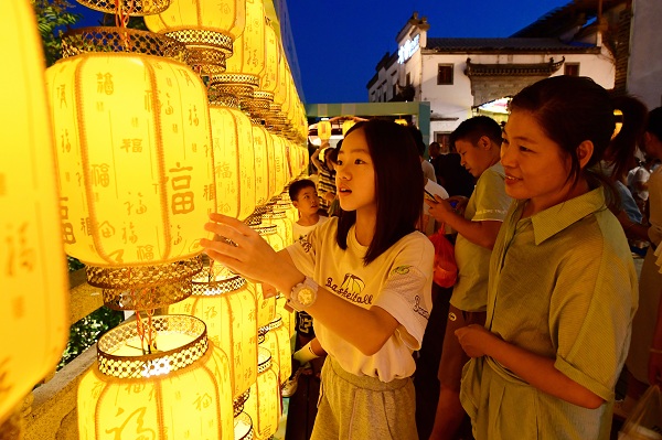 Locals enjoy activities during the Mid-Autumn Festival in Jinhua