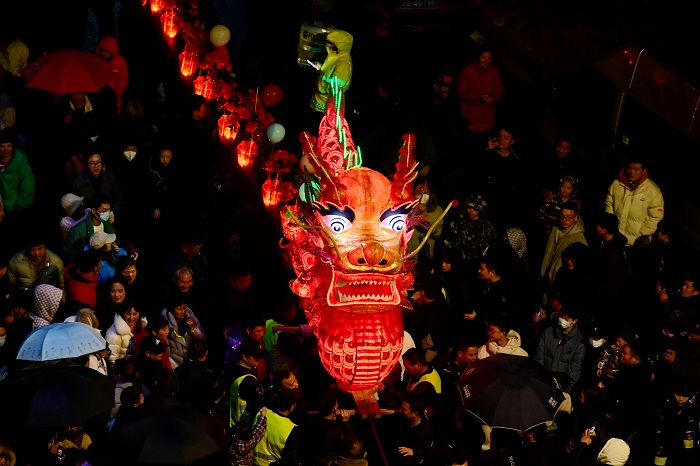 1,000-m-long bench dragon dances in Jinhua