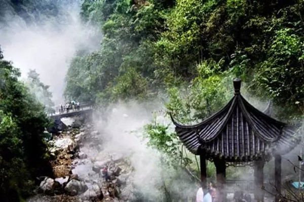 Enjoy hot springs in Wuyi 