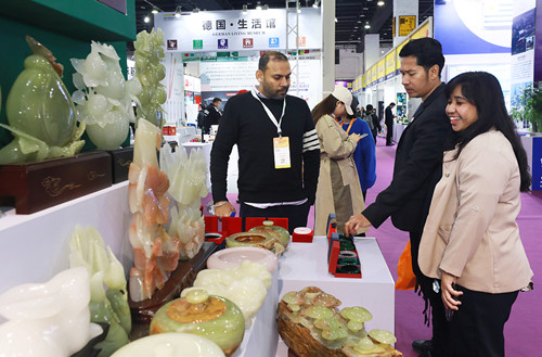 More merchants attend Yiwu imported commodities fair