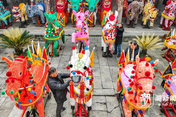 Pujiang residents make horse-shaped lanterns to welcome Chinese New Year