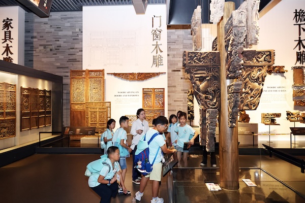 Overseas youth embark on cultural journey in Jinhua