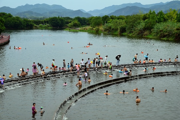 Cooling off in Jinhua: Enjoying summer fun